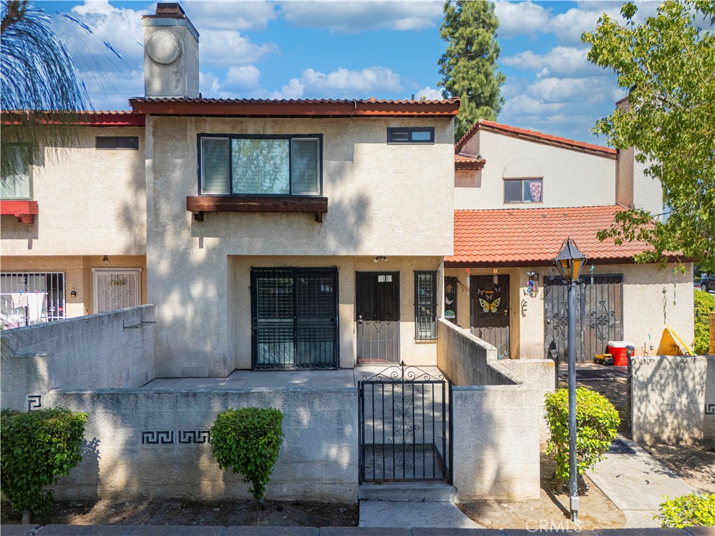 Two-Story Townhouse in Prime Baldwin Park Location – Move-In Ready! Welcome to this beautifully updated two-story townhome located in the heart of Baldwin Park. Freshly renovated and in excellent condition, this home is move-in ready and waiting for its next owner! Step inside and enjoy the bright, open layout that creates a spacious and inviting atmosphere throughout. The cozy living room features a charming fireplace, perfect for relaxing evenings. The stylish, functional kitchen offers a generous peninsula counter and ample cabinet space—ideal for cooking, dining, and everyday living. Upstairs, you'll find large and peaceful bedrooms that provide a quiet retreat at the end of the day. The community offers a harmonious living environment with reasonable HOA dues, adding both value and peace of mind. Whether you're a first-time buyer, looking to upsize or downsize, or seeking a smart investment opportunity, this is a property you won’t want to miss. Schedule your private showing today—this home won’t last long!