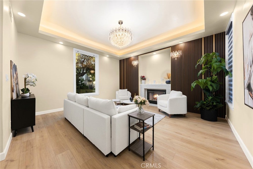 1081 Loma Avenue