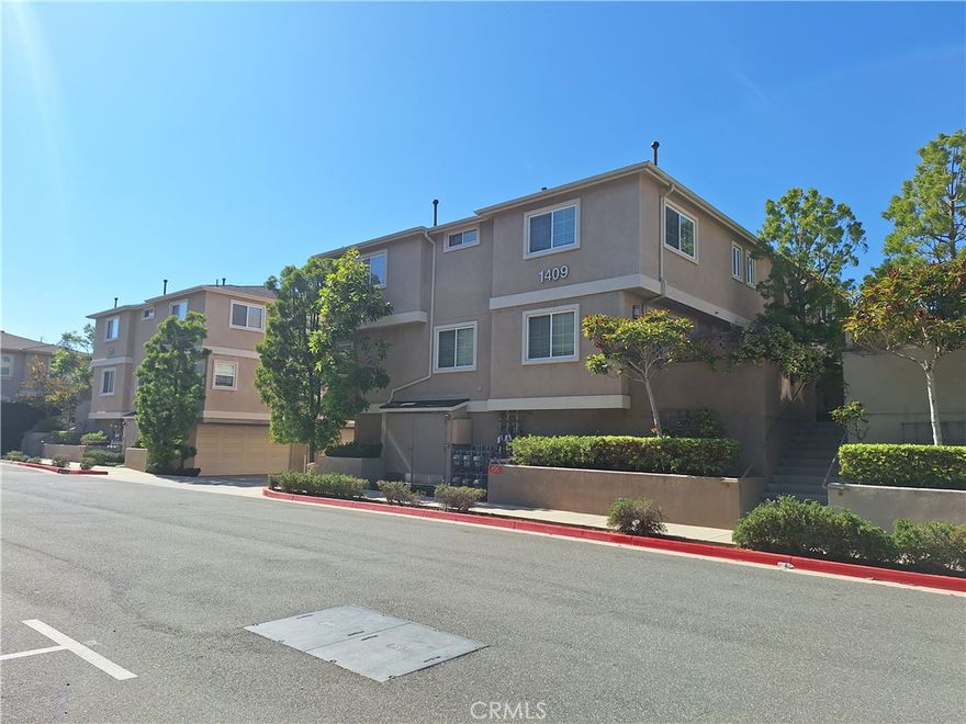Welcome to a beautiful end unit townhome in the gated Harbor Pointe community next to Harbor City Skatepark. This home has 3 bedrooms, 2.5 bathrooms with a large living and dining room. The modern kitchen has granite counters, and a center island with lots of cabinets. The master bedroom features a spacious closet, a bathroom with a separate shower and tub, and huge vanity. Direct access to a two-car garage. There's an extra space downstairs for storage. Located near shopping centers and freeway access, this townhome is perfect for entertaining and comfortable living. Contact us today to schedule a viewing.
