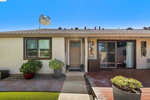 Photo of 906 Villa Terrace, Brentwood, CA 94513 (MLS # 41130406)