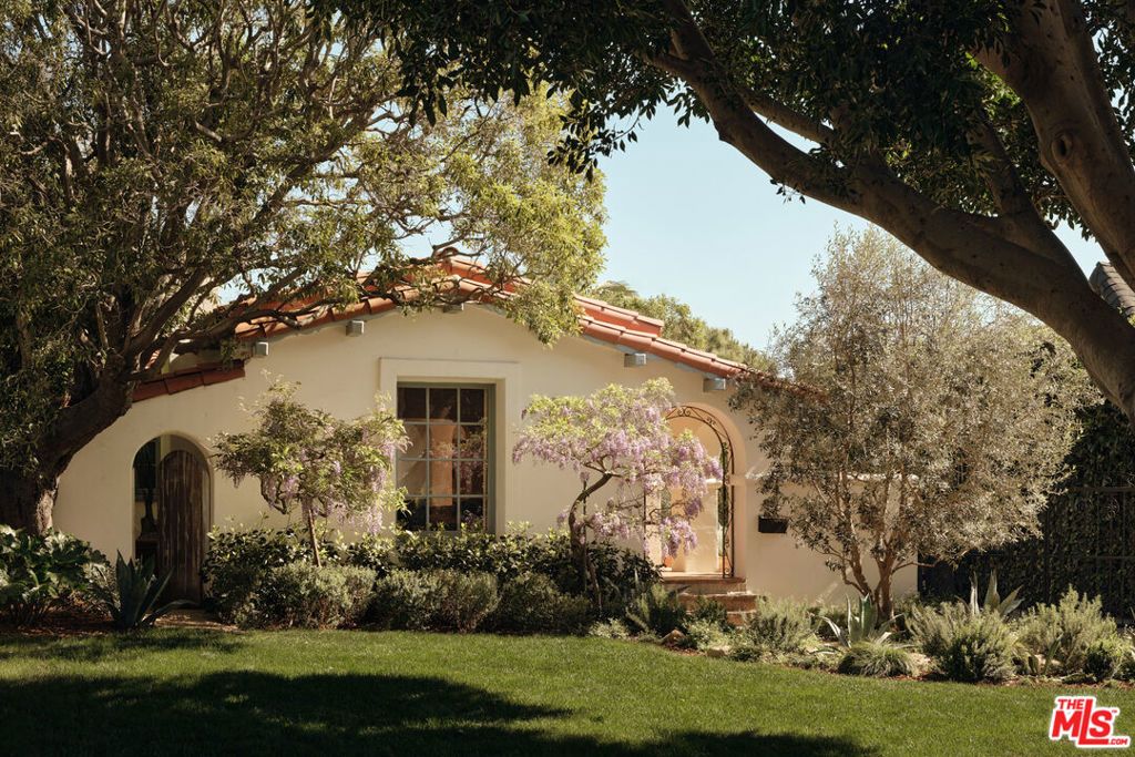 Photo of 843 Princeton Street, Santa Monica, CA 90403 (MLS # 26699623)