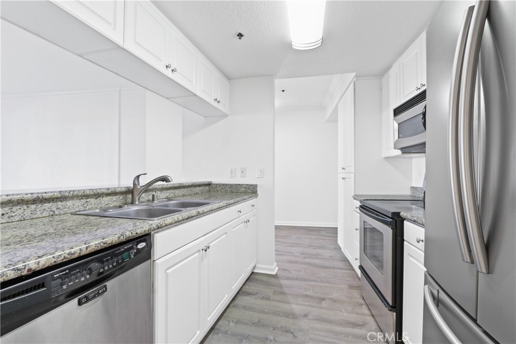 REMODELED + NEWER VINLY FLOORS + 2BED + 2BTH + LONG BALCONY + PARKING FOR 2 VEHICLES + WASHER/DRYER + CENTRAL AIR/HEAT.
Downtown Modern Luxury and Sophistication! Home is located 1 level up from the ground floor. Spacious modern upgraded 2bd condo. Granite Kitchen with a beautiful stainless steel appliance package, ample storage with pantry. Granite bathrooms. Large patio that extends the entire length of the home! Separate dining area. Washer and Dryer in condo. Dual pane windows. Most desired floor plan as both bedrooms are on opposites sides of the home. Both bedrooms are on opposite sides and have full sized closets.
2 vehicle parking in a tandem assigned stall in the buildings gated underground garage. **No pets of any kind or size**.
The building offers a SPECTACULAR ROOFTOP DECK! Amazing, Awesome relaxing views of the city and mountains are yours! Other amenities include a secured bike cage, storage space, a high-tech Luxor locker system for your deliveries, an inner common courtyard with a Barbecue Grill area and a great lobby area.
0-10 blocks away from everything! Beach, boardwalk, restaurants, Los Compadres, Pie Bar, coffee shops, Historic Pine Ave, Pine Ave, museums, grocery stores, shopping, freeways & entertainment, farmers markets, The Promenade District, Grand Prix, The Pike, Nike, outlets, marina, Queen Mary, jet skis, boat rentals, paddle boarding, Belmont Shore!