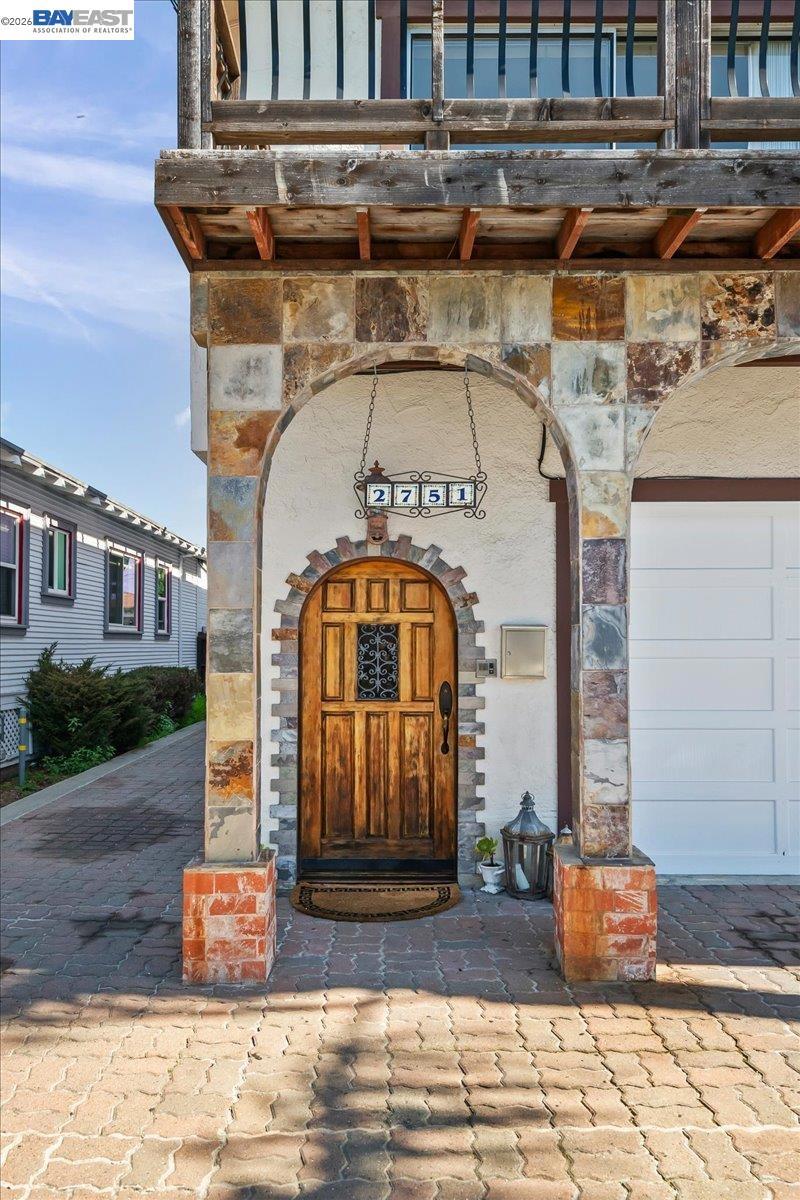 2751 2751 Wallace St