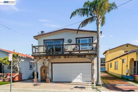 Photo of 2751 2751 Wallace St St, Berkeley, CA 94702 (MLS # 41126545)