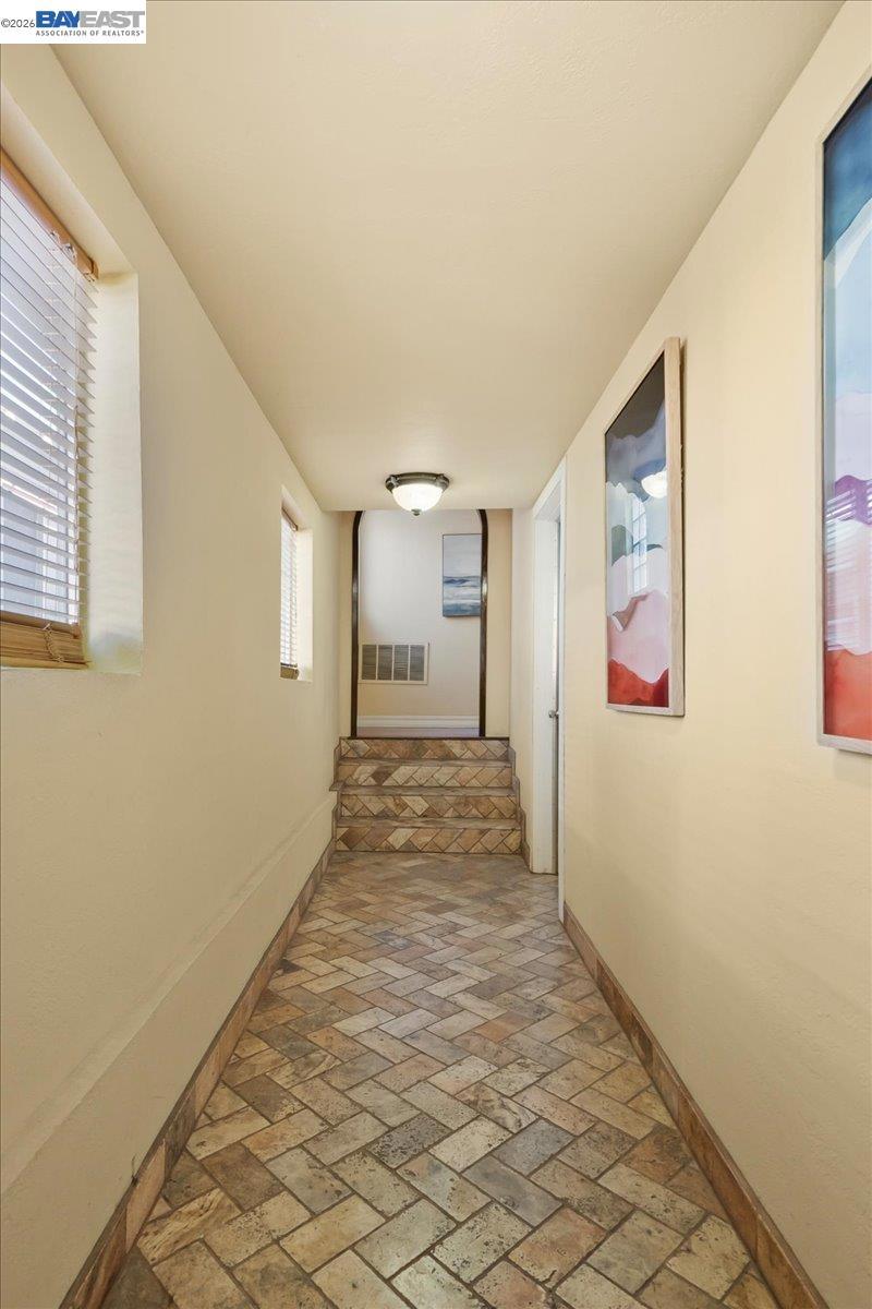 2751 2751 Wallace St