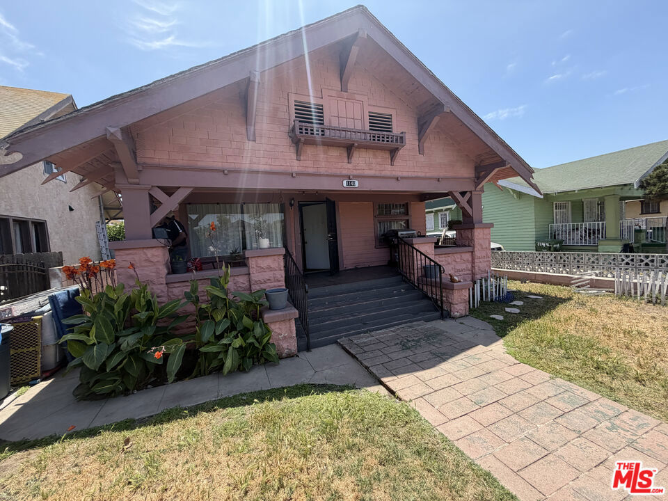 1140 W 51st Place