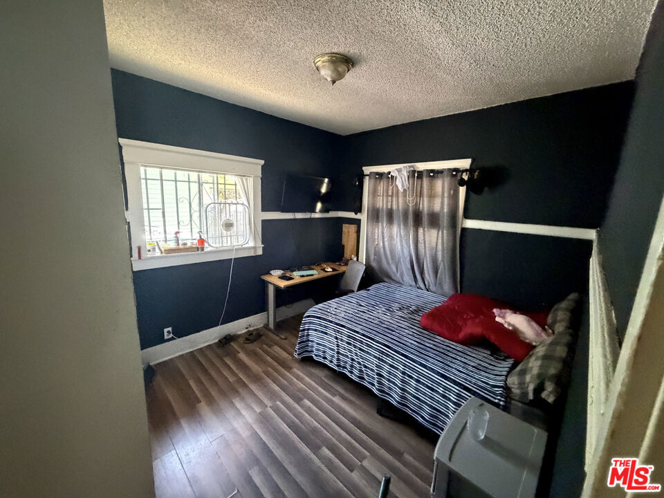 1140 W 51st Place