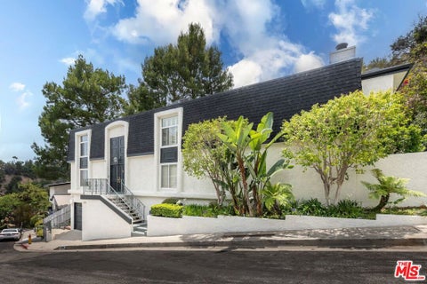 Photo of 17066 Empanada Place, Encino, CA 91436 (MLS # 25543703)