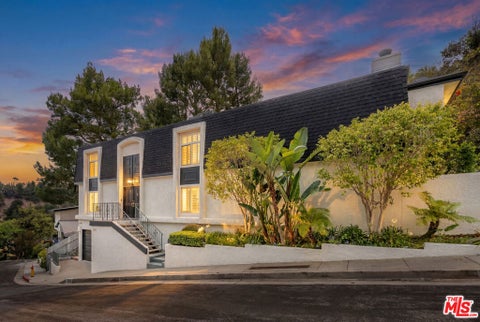Photo of 17066 Empanada Place, Encino, CA 91436 (MLS # 25543703)