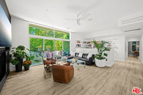 Photo of 1250 N Harper Avenue #401, West Hollywood, CA 90046 (MLS # 25631205)