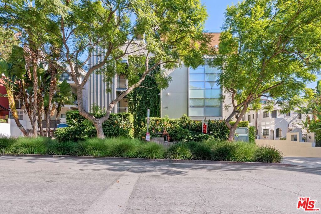 Photo of 1250 N Harper Avenue #401, West Hollywood, CA 90046 (MLS # 25631205)