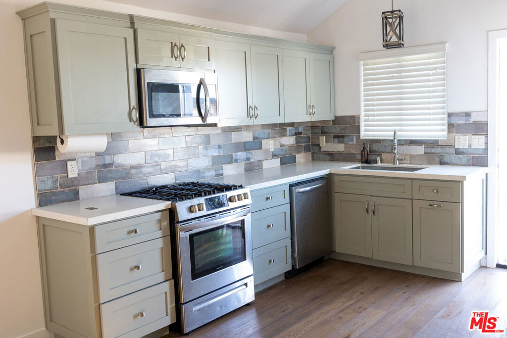 932 W Crestwood Street