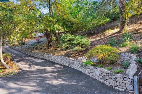 Photo of 1126 N. Thompson Rd, Lafayette, CA 94549 (MLS # 41116425)