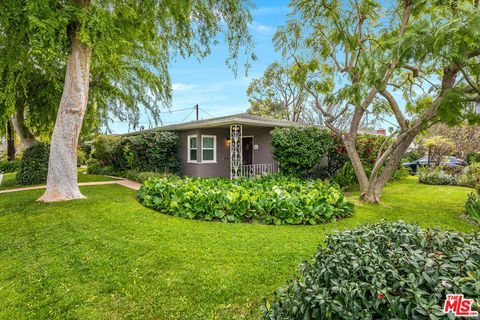 Photo of 741 N Clybourn Avenue, Burbank, CA 91505 (MLS # 26654921)