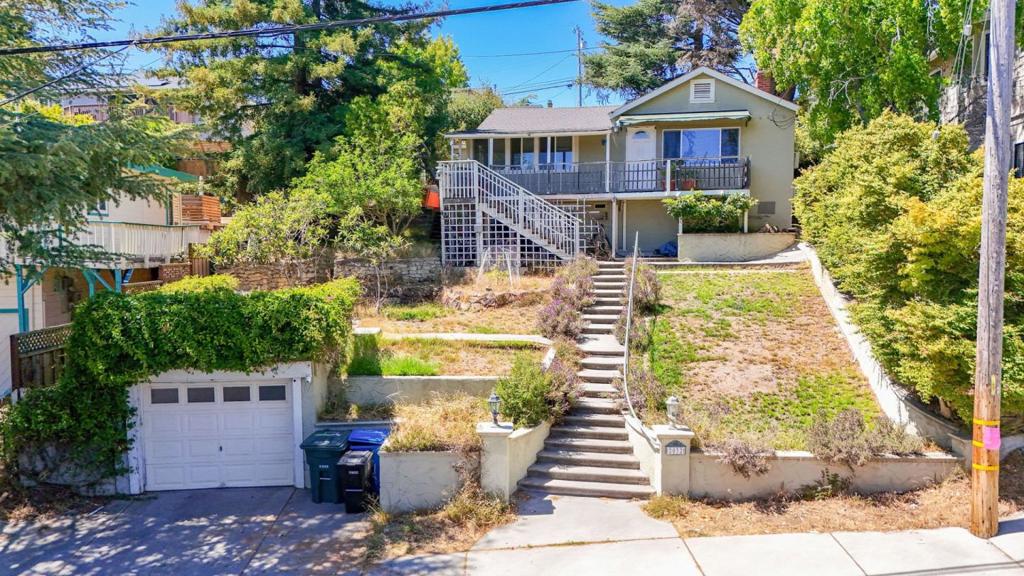 2032 Lyon Avenue