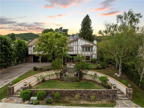 Photo of 24923 Highspring Ave, Newhall, CA 91321 (MLS # SR26071283)