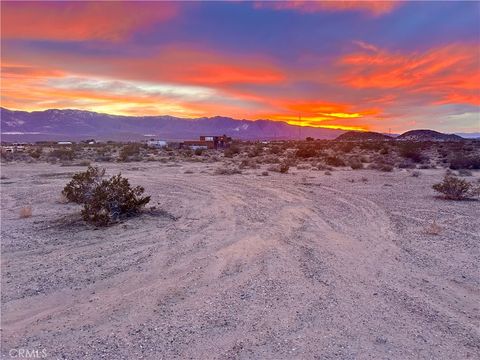 Photo of 30 Rodeo, Lucerne Valley, CA 92356 (MLS # HD25267768)