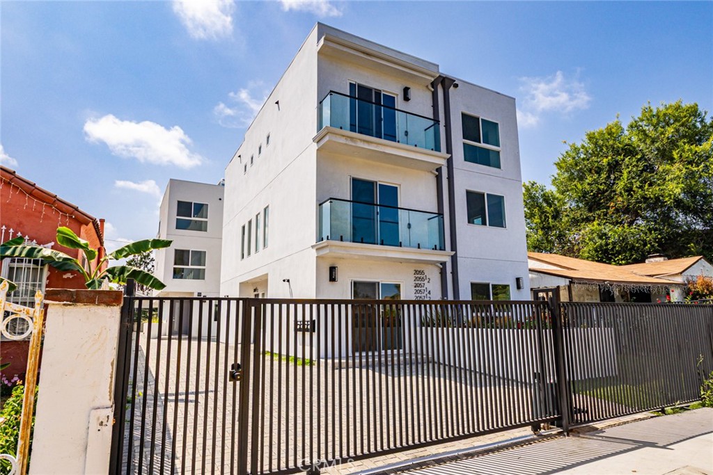 MASTER LEASE OPPORTUNITY!!!! FIVE 4BED UNITS! PERFECT FOR AIR-BNB
Welcome to 2055 S Garth Ave, a sleek, boutique community of five ultra-modern townhomes designed for elevated L.A. living. Located just minutes from downtown Culver City, Beverly Hills, and Century City, this stunning property offers two expansive 4-bedroom, 4-bath home & three 4-bedroom, 3.5-bathroom residences all beautifully built with style, space, and sophistication in mind.
FEATURES YOU’LL LOVE!
~Spacious open floor plans with abundant natural light.
~Brand new luxury vinyl plank floors throughout the unit.
~The Modern chef’s kitchen comes with quartz countertops & custom cabinetry, and designer finishes.
~Full Samsung appliance suite including French door with private patio space, fridge, gas range, microwave, and dishwasher.
~Designer bathrooms with white Carrera tiles and sleek finishes.
~Central A/C & heating, In-unit washer & dryer
~Private balconies with gorgeous West L.A. Views.
~Assigned parking
~Pet-friendly
~Professionally managed.
Live in a Prime Westside Pocket- This location offers unbeatable proximity to Sony Studios, downtown Culver City, Palms, Pico-Robertson, Beverly Hills and the Expo Line with easy access to the 10 and 405 Freeways. Walkable to shops, eateries, restaurants, trendy coffee shops, and parks, but nestled on a peaceful street with a welcoming community vibe. Don’t miss your chance to call one of these rare new construction homes yours. Schedule a showing today! Contact us to learn more or apply online now!