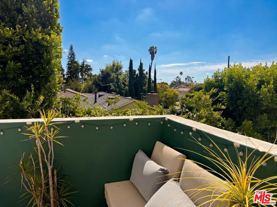 4832 Whitsett Avenue 203