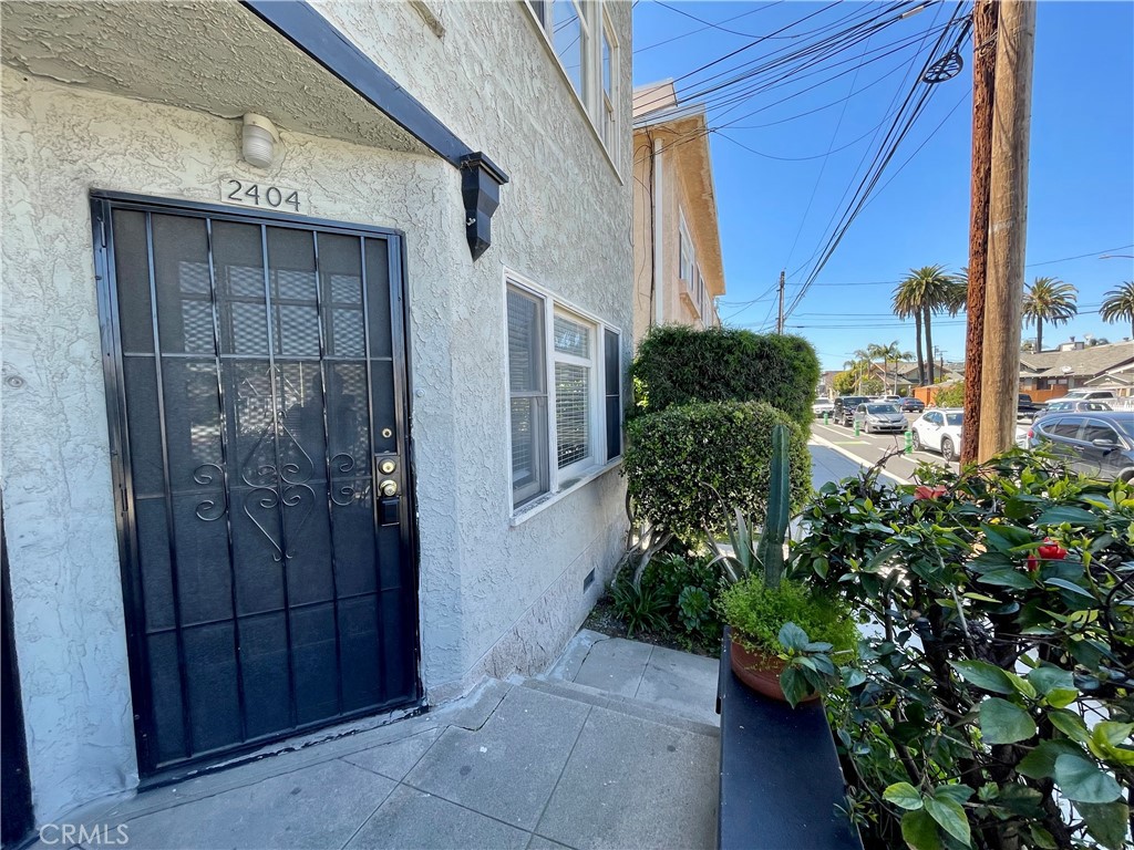Fantastic Lower level unit in the heart of the historic Bluff Park neighborhood of Long Beach. The unit is extremely spacious with ample storage throughout. The unit boasts oak hardwood flooring throughout and has one full bathroom and one bedroom . The kitchen comes equipped with gas oven and stove and refrigerator. There is onsite laundry at the property.