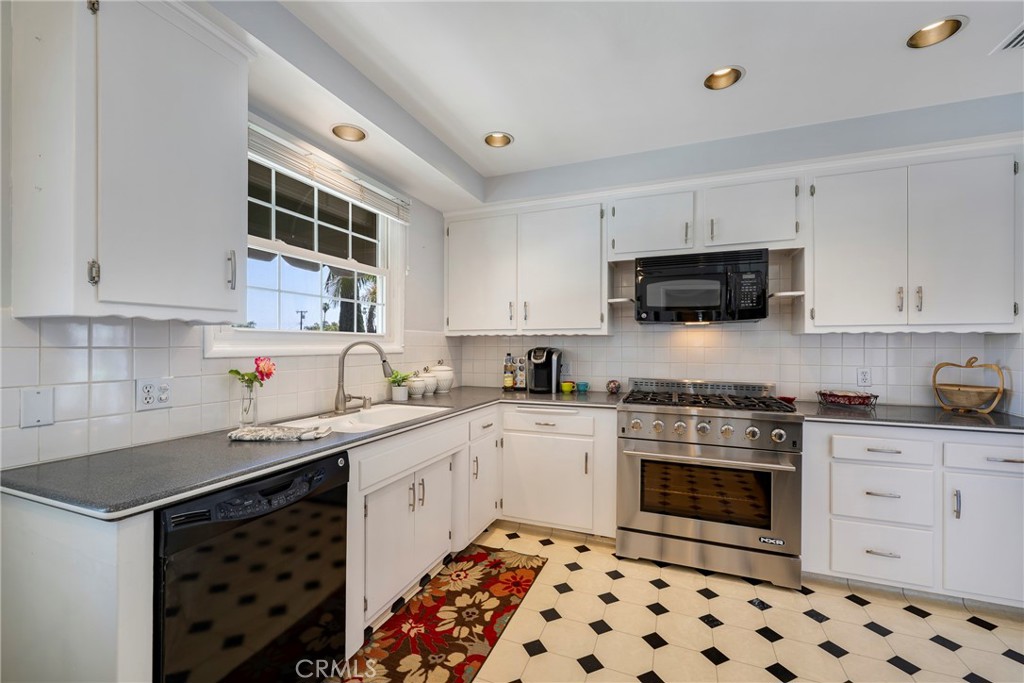 1113 Hollydale Drive