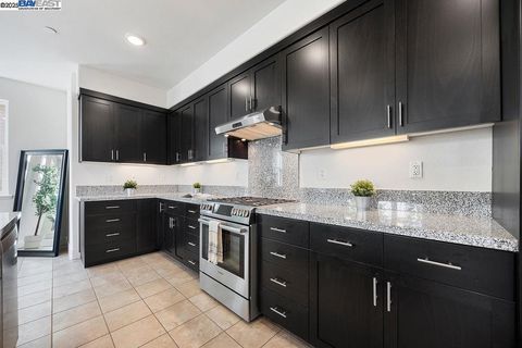 Photo of 2729 5Th St St, Alameda, CA 94501 (MLS # 41114162)