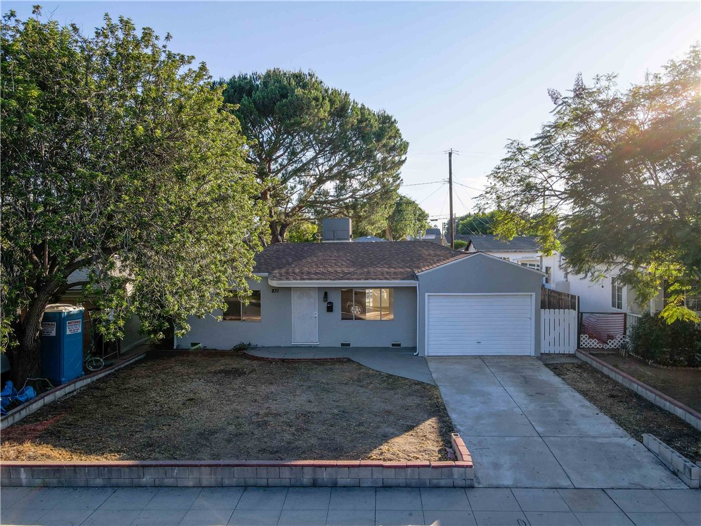 Welcome to 831 N Myers St, an inviting 3-bedroom, 2-bath home in Burbank’s Magnolia Park enclave. This single-story gem offers classic character, comfortable living spaces (~1,603sq ft.), and a peaceful street just steps from the Chandler Bike Path. With room to entertain and grow on a generous lot (~6,824 sq ft.), the property also presents excellent potential for a detached ADU or main house expansion, making it a smart long-term investment for families, professionals, or rental-minded buyers.
You’ll enjoy proximity to top rated schools, renowned local restaurants like Porto’s, as well as Lincoln Park, Burbank Town Center, and easy freeway access to Universal Studios and central L.A. A thoughtful balance of location, charm, and value in one of Burbank’s most desirable neighborhoods.