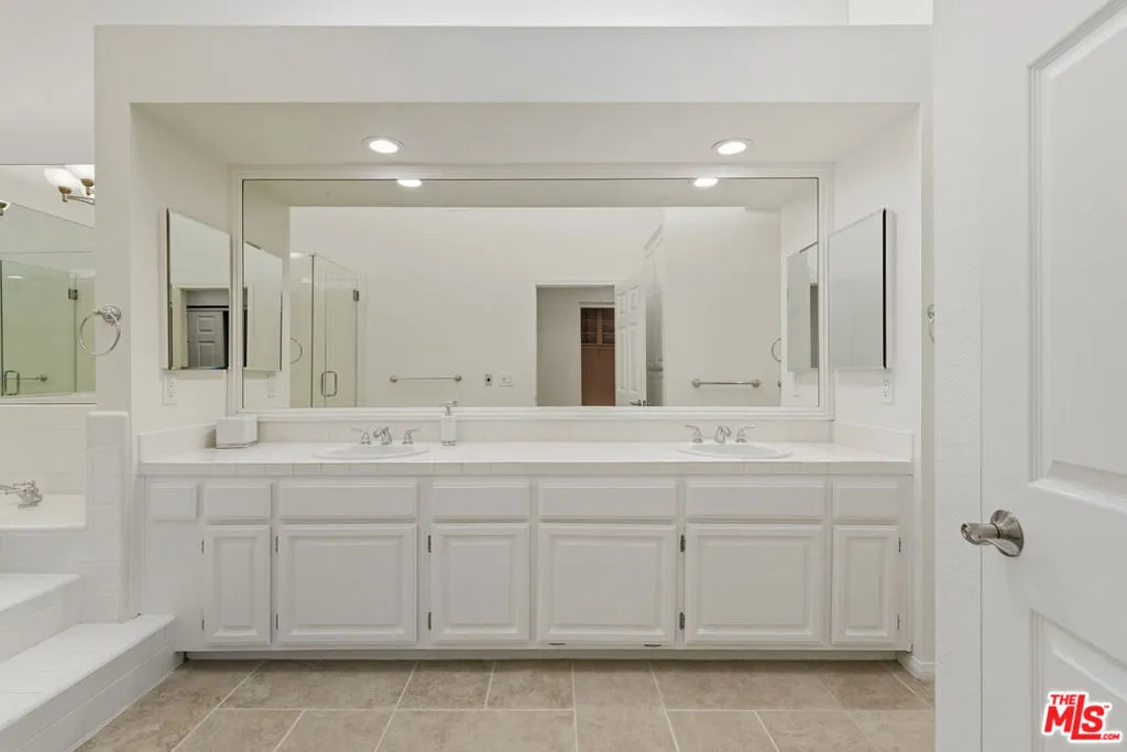 Tarzana, California 91356, United States, 2 Bedrooms Bedrooms, ,3 BathroomsBathrooms,Residential,Active,217263