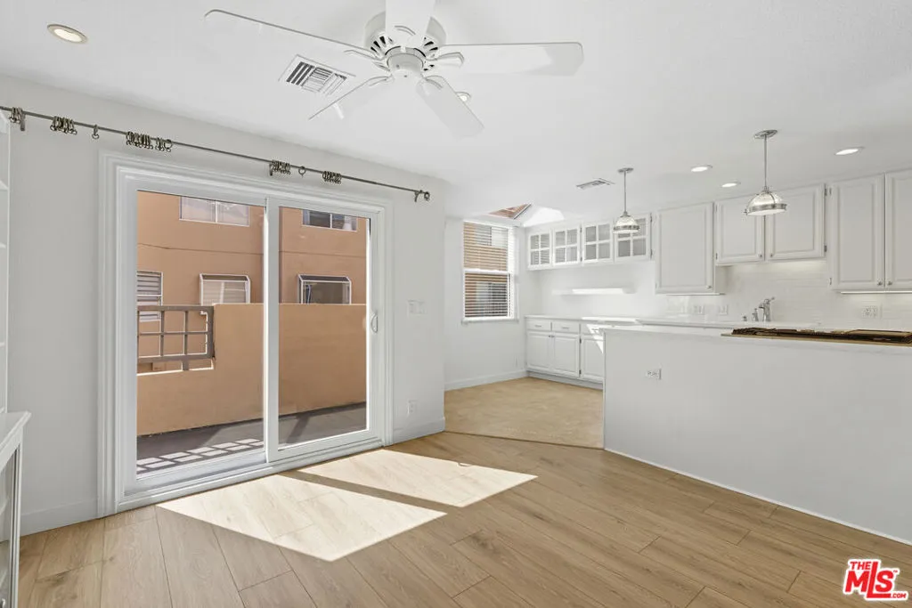 Tarzana, California 91356, United States, 2 Bedrooms Bedrooms, ,3 BathroomsBathrooms,Residential,Active,217263