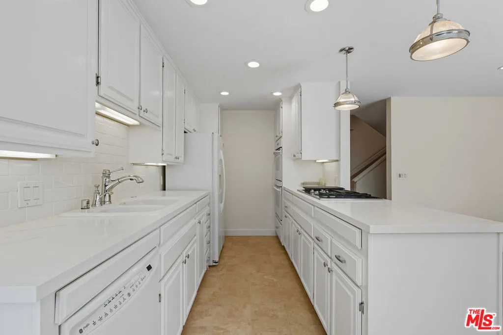 Tarzana, California 91356, United States, 2 Bedrooms Bedrooms, ,3 BathroomsBathrooms,Residential,Active,217263