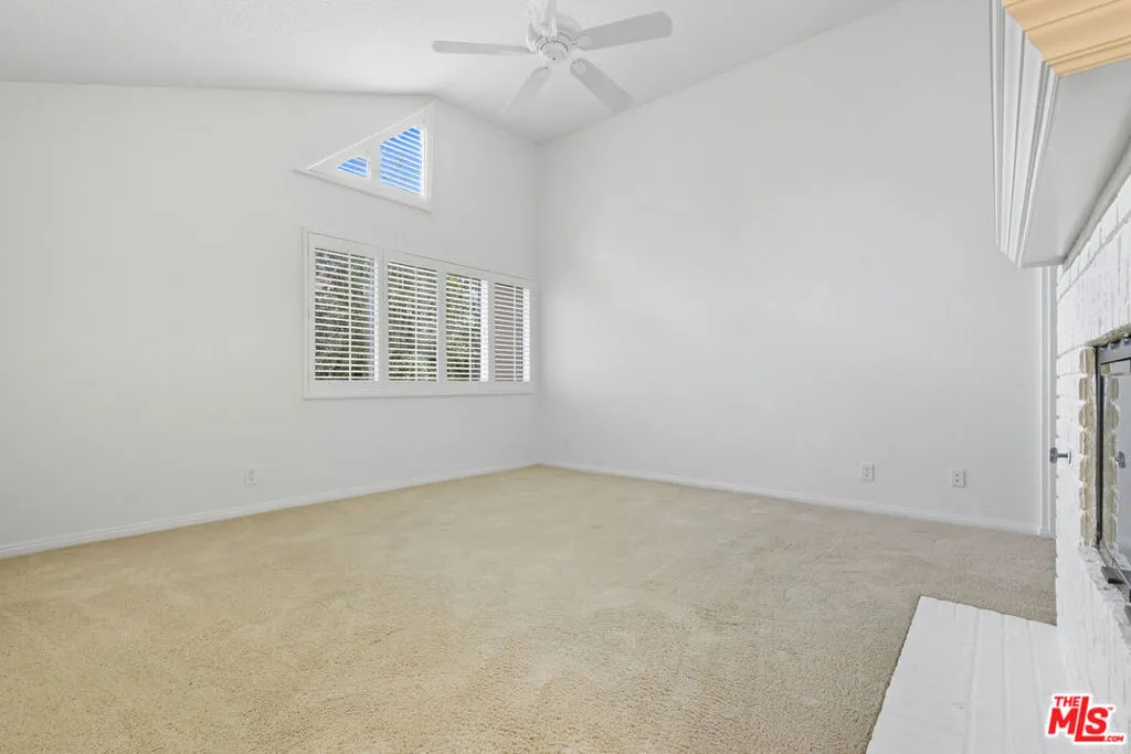 Tarzana, California 91356, United States, 2 Bedrooms Bedrooms, ,3 BathroomsBathrooms,Residential,Active,217263