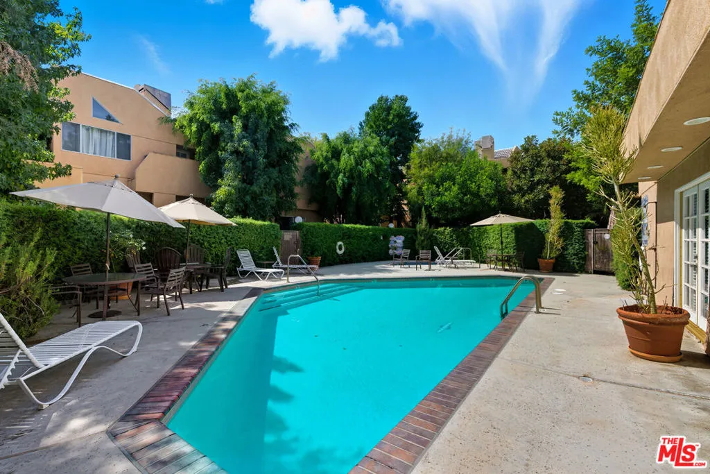 Tarzana, California 91356, United States, 2 Bedrooms Bedrooms, ,3 BathroomsBathrooms,Residential,Active,217263