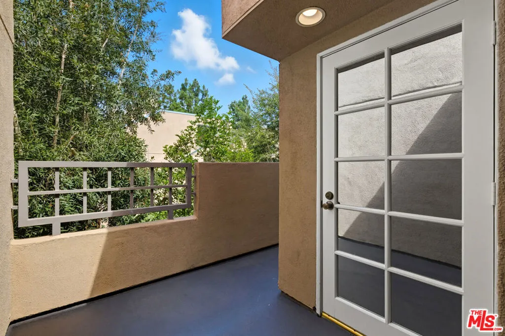 Tarzana, California 91356, United States, 2 Bedrooms Bedrooms, ,3 BathroomsBathrooms,Residential,Active,217263