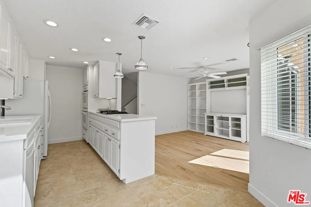 Tarzana, California 91356, United States, 2 Bedrooms Bedrooms, ,3 BathroomsBathrooms,Residential,Active,217263