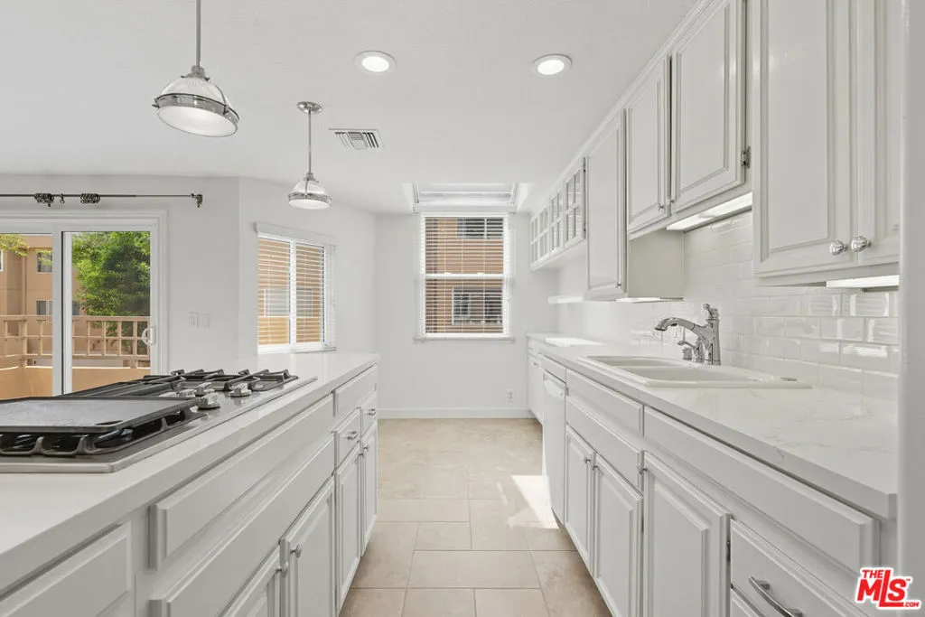 Tarzana, California 91356, United States, 2 Bedrooms Bedrooms, ,3 BathroomsBathrooms,Residential,Active,217263