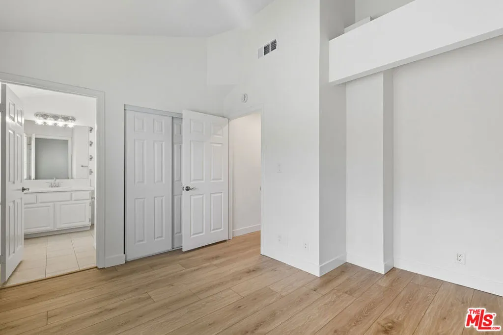 Tarzana, California 91356, United States, 2 Bedrooms Bedrooms, ,3 BathroomsBathrooms,Residential,Active,217263