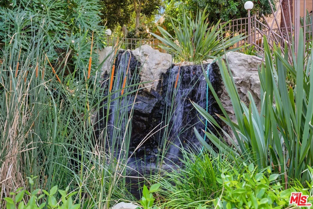 Tarzana, California 91356, United States, 2 Bedrooms Bedrooms, ,3 BathroomsBathrooms,Residential,Active,217263