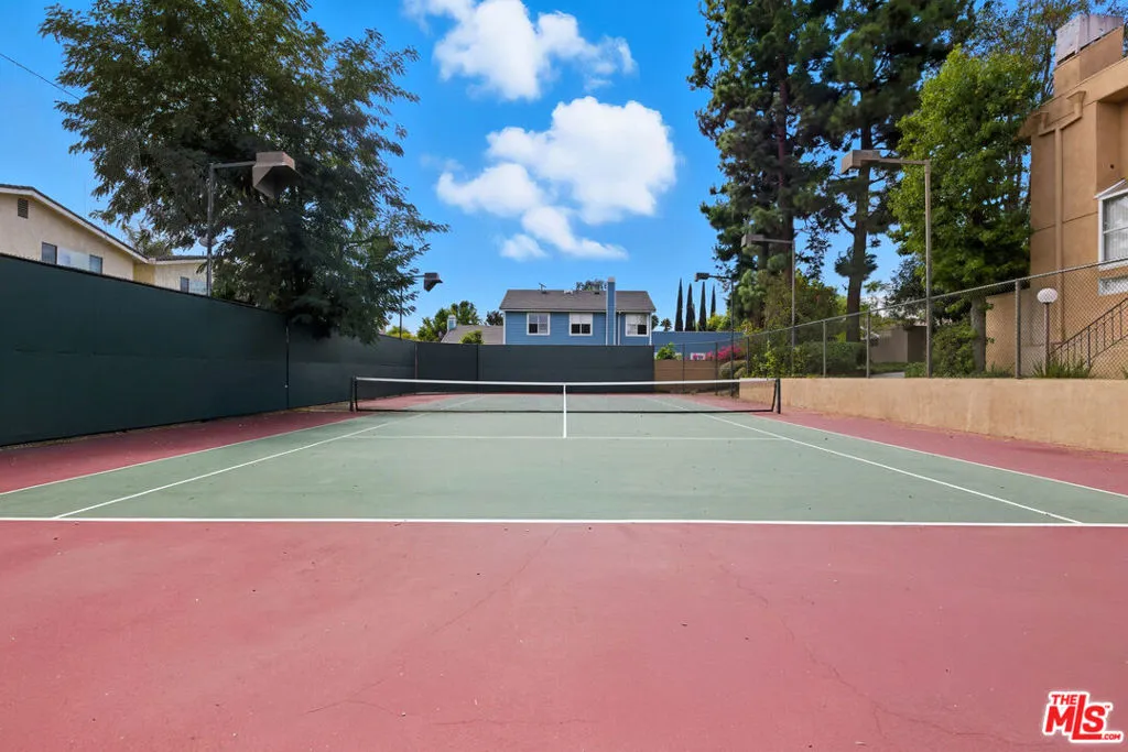 Tarzana, California 91356, United States, 2 Bedrooms Bedrooms, ,3 BathroomsBathrooms,Residential,Active,217263