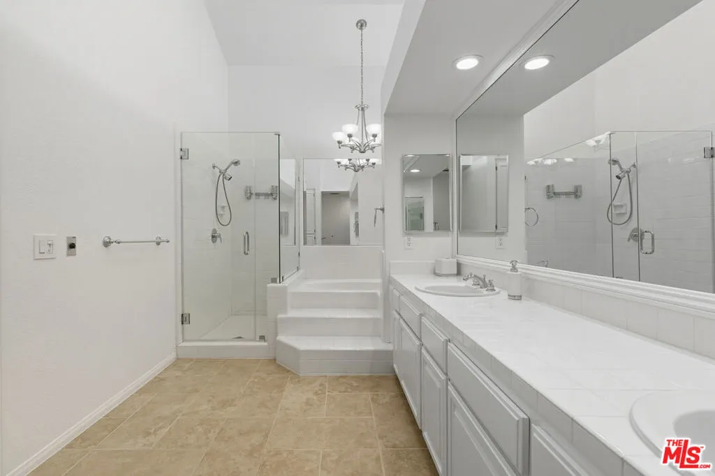 Tarzana, California 91356, United States, 2 Bedrooms Bedrooms, ,3 BathroomsBathrooms,Residential,Active,217263