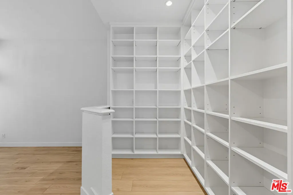 Tarzana, California 91356, United States, 2 Bedrooms Bedrooms, ,3 BathroomsBathrooms,Residential,Active,217263