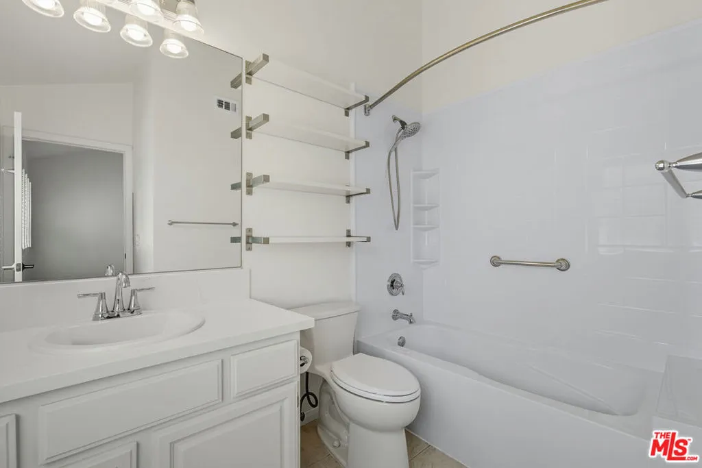 Tarzana, California 91356, United States, 2 Bedrooms Bedrooms, ,3 BathroomsBathrooms,Residential,Active,217263