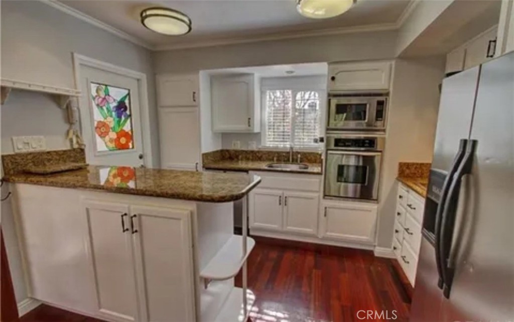 Welcome to your next home in the prestigious Bixby neighborhood, one of the most peaceful, safe and scenic communities in the area. This charming property features Brazilian cherry wood floors, custom kitchen cabinets with granite counter tops, beautiful California classic wood doors, a custom Murphy wood framed bed and desk, and a cozy fireplace and a private backyard and two car garage. This complex also offers a beautiful sparkling pool and a surrounding side recreation area perfect for fun and entertaining.
Enjoy tranquil living in a quiet residential setting, perfect for those who value comfort, security and beauty in their surroundings. Whether you’re relaxing at home or taking a stroll through the tree-lined streets, you'll appreciate the pride of place this neighborhood offers.
Don’t miss this opportunity to live in a beautifully updated home in one of the city’s most desirable areas! Back UNit with two car garage and patio/small back yard.
