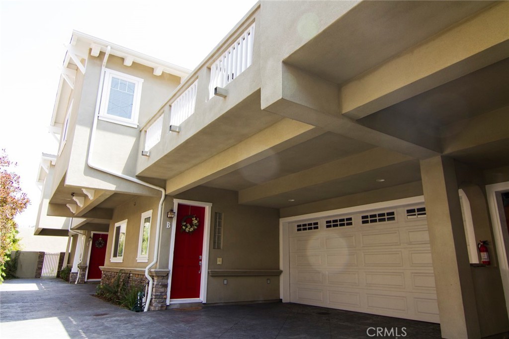 Beautiful 4 bedroom townhome with 2 bedrooms upstairs and 2 bedrooms downstairs. Lower level where entry has 2 bedrooms, 1 hallway bathroom, washer dryer closet, and garage. Upper level has living room, dining area, kitchen, primary bedroom, half bathroom for the guest, and the 4th bedroom that can be used as a 4th bedroom, den/ office. Hardwood floors and Travertine Flooring.