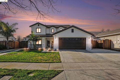 Photo of 2013 Hedge Avenue Ave, Brentwood, CA 94513 (MLS # 41125419)