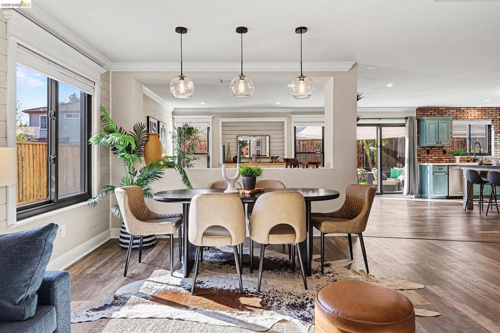 2013 2013 Hedge Avenue