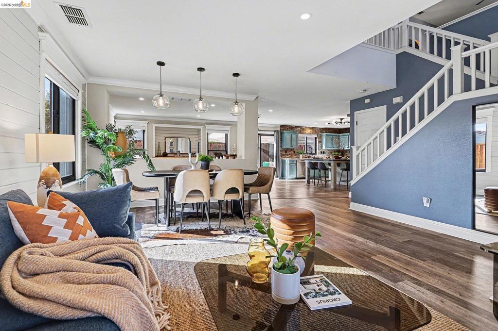 2013 2013 Hedge Avenue