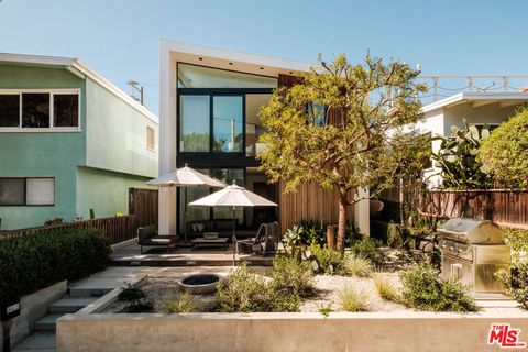 Photo of 303 30th Street, Hermosa Beach, CA 90254 (MLS # 26831223)