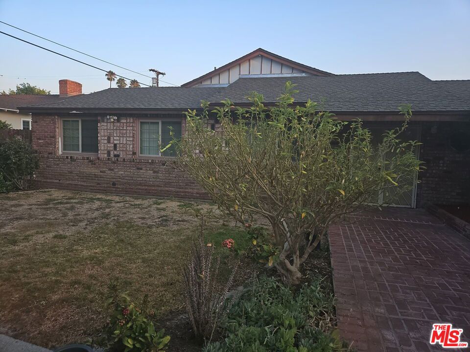 Prime opportunity in the heart of Northridge! This 3-bedroom, 2-bath home sits on a generous lot in a highly desirable neighborhood, offering endless potential for investors, developers, or savvy buyers looking to create their dream property. The home is in need of repairs and updating, making it a perfect canvas for renovation or a complete rebuild. Located near top-rated schools, shopping, dining, and major freeways, this property offers both convenience and long-term value. Don't miss your chance to transform this diamond in the rough into a standout residence in one of the Valley's most sought-after areas.
