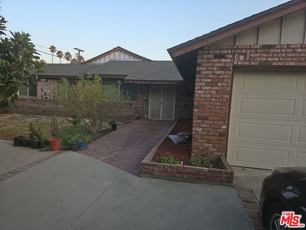 Photo of 19136 Malden Street, Northridge, CA 91324 (MLS # 25578117)