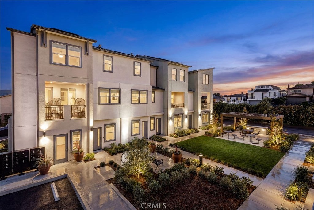 12720 Azure Way